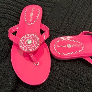 💕 Lindsay Phillips NWOT hot pink vegan leather flip flops